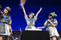 ファンの祝福に笑顔で応える安本彩花17歳。