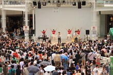 DEENのイベントの様子。（写真提供：EPICレコードジャパン）