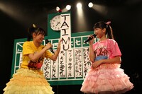 彩木咲良（右）の書いた「TAIMU（タイム）」のボードにツッコミを入れる清井咲希。（撮影：牧野孝彦）