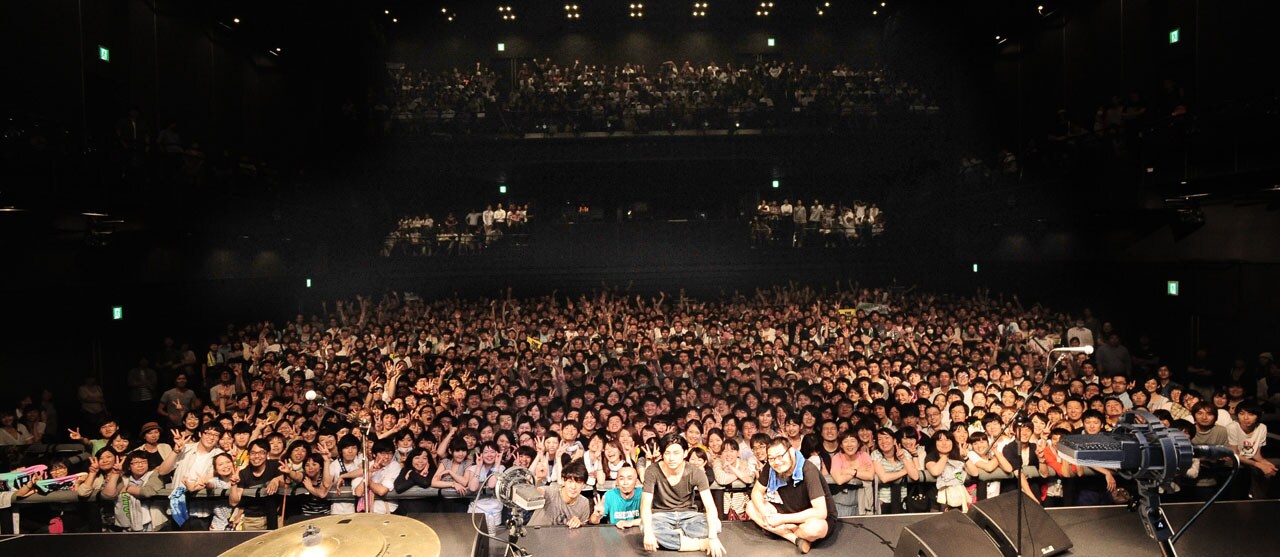 the band apart「7th album“謎のオープンワールド”release live SMOOTH LIKE BUTTER TOUR」EX THEATER ROPPONGI公演の集合写真。（撮影：岡本麻衣［ODD JOB LTD.］）