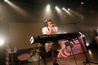 みみめめMIMI「CANDY MAGIC SHOW～梅雨だけど雨じゃなくて飴を降らせまSHOW!○～」東京・渋谷duo MUSIC EXCHANGE公演の様子。（撮影：伊藤麻矢）