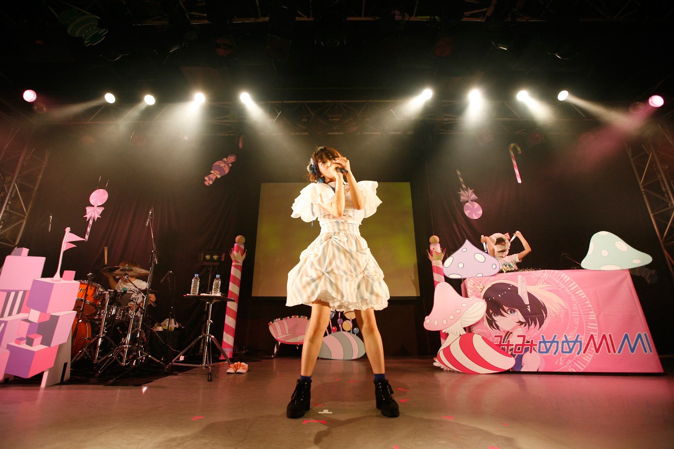 みみめめMIMI「CANDY MAGIC SHOW～梅雨だけど雨じゃなくて飴を降らせまSHOW!○～」東京・渋谷duo MUSIC EXCHANGE公演の様子。（撮影：伊藤麻矢）