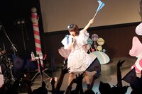 みみめめMIMI「CANDY MAGIC SHOW～梅雨だけど雨じゃなくて飴を降らせまSHOW!○～」東京・渋谷duo MUSIC EXCHANGE公演の様子。（撮影：伊藤麻矢）