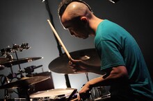 木暮栄一（Dr / the band apart）（撮影：岡本麻衣［ODD JOB LTD.］）