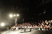 原昌和（B / the band apart）による一丁締めの様子。（撮影：岡本麻衣［ODD JOB LTD.］）