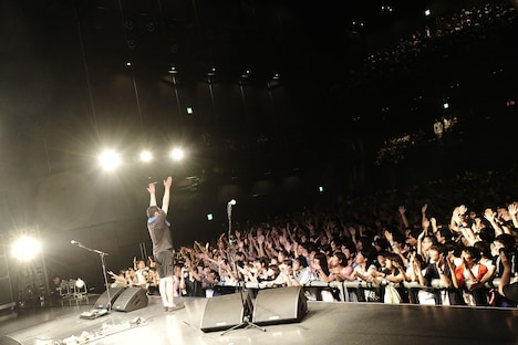 原昌和（B / the band apart）による一丁締めの様子。（撮影：岡本麻衣［ODD JOB LTD.］）