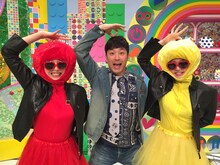 あべこうじ（中央）とりんご娘。