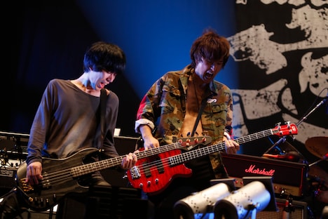 J(LUNA SEA)と9mm Parabellum Bulletのセッションの様子。(写真提供:LUNATIC FEST.)