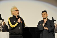 「ブラフマン」の完成披露先行上映会の様子。左から箭内道彦、TOSHI-LOW。