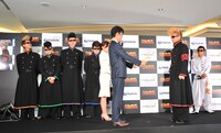 「Daiichi新機種『CR魁!!男塾』プレス発表会」での“応援團”就任式の様子。 (c)宮下あきら / 集英社・東映アニメーション (c)Sony Music Artists Inc. (c)イノキ・ゲノム・フェデレーション (c)亀田プロモーション