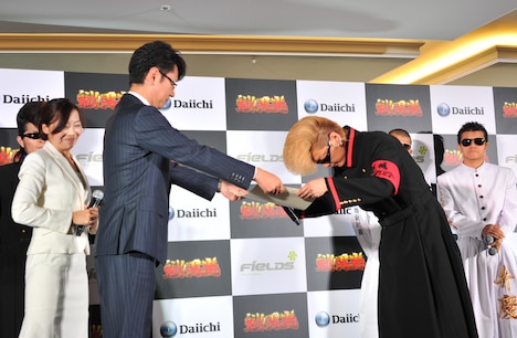 「Daiichi新機種『CR魁!!男塾』プレス発表会」での“応援團”就任式の様子。 (c)宮下あきら / 集英社・東映アニメーション (c)Sony Music Artists Inc. (c)イノキ・ゲノム・フェデレーション (c)亀田プロモーション