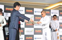 「Daiichi新機種『CR魁!!男塾』プレス発表会」での“応援團”就任式の様子。 (c)宮下あきら / 集英社・東映アニメーション (c)Sony Music Artists Inc. (c)イノキ・ゲノム・フェデレーション (c)亀田プロモーション