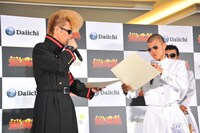 “応援團長”が2人いることに怒りを覚える綾小路翔（左）と亀田興毅（右）。 (c)宮下あきら / 集英社・東映アニメーション (c)Sony Music Artists Inc. (c)イノキ・ゲノム・フェデレーション (c)亀田プロモーション