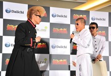 “応援團長”が2人いることに怒りを覚える綾小路翔（左）と亀田興毅（右）。(c)宮下あきら / 集英社・東映アニメーション (c)Sony Music Artists Inc. (c)イノキ・ゲノム・フェデレーション (c)亀田プロモーション