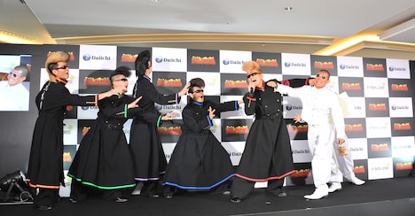 綾小路翔と亀田興毅がモメる様子。(c)宮下あきら / 集英社・東映アニメーション (c)Sony Music Artists Inc. (c)イノキ・ゲノム・フェデレーション (c)亀田プロモーション