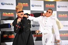 “応援團長”が2人いることに怒りを覚える綾小路翔（左）と亀田興毅（右）。(c)宮下あきら / 集英社・東映アニメーション (c)Sony Music Artists Inc. (c)イノキ・ゲノム・フェデレーション (c)亀田プロモーション