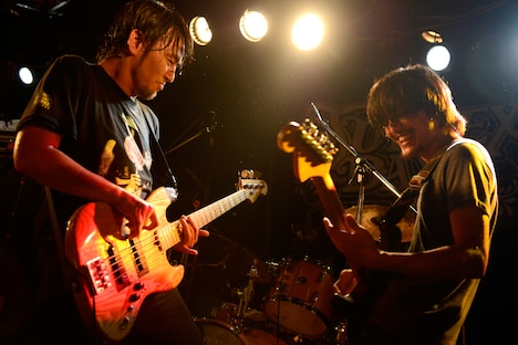 左からK-zoo（B）、Wakai（G）。（撮影：半田安政[Showcase]）　