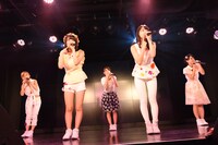 アップアップガールズ（仮）による定期公演第2部の様子。