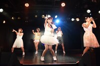 アップアップガールズ（仮）による定期公演第2部の様子。