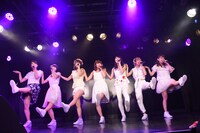アップアップガールズ（仮）による定期公演第2部の様子。
