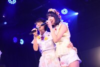 左から新井愛瞳、関根梓。