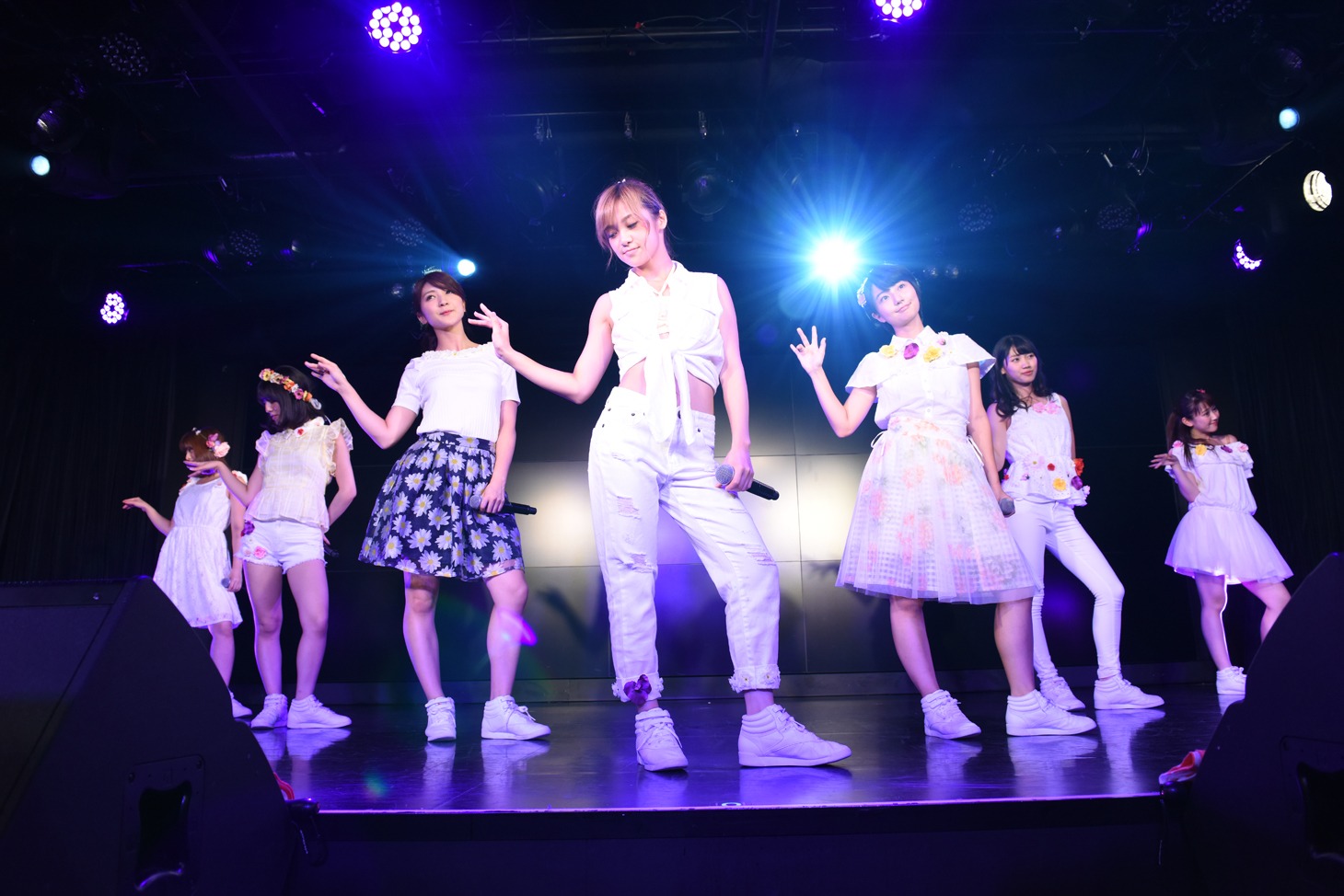 アップアップガールズ（仮）による定期公演第2部の様子。