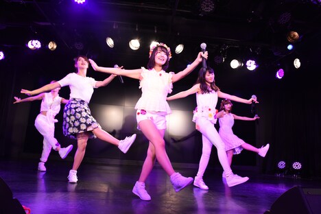 アップアップガールズ（仮）による定期公演第2部の様子。