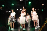 アップアップガールズ（仮）による定期公演第2部の様子。