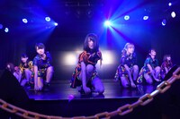 アップアップガールズ（仮）による定期公演第1部の様子。