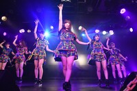 アップアップガールズ（仮）による定期公演第1部の様子。