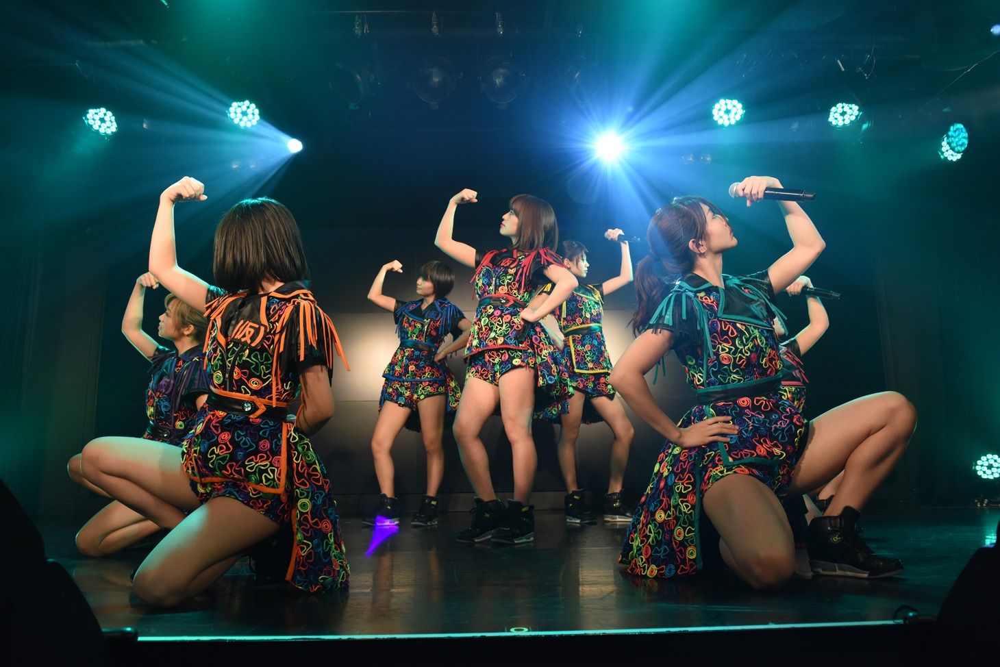 アップアップガールズ（仮）による定期公演第1部の様子。