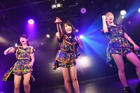 アップアップガールズ（仮）による定期公演第1部の様子。