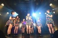 アップアップガールズ（仮）による定期公演第1部の様子。