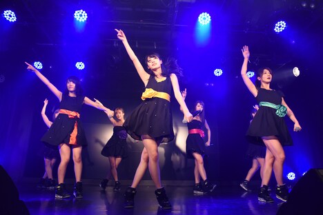 アップアップガールズ（仮）による定期公演第1部の様子。