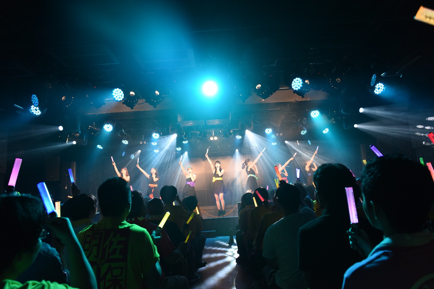 アップアップガールズ（仮）による定期公演第1部の様子。