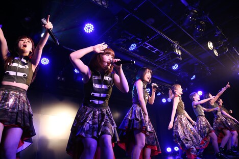 アップアップガールズ（仮）による定期公演第3部の様子。