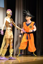 たなしん（左）を警戒する孫悟空。