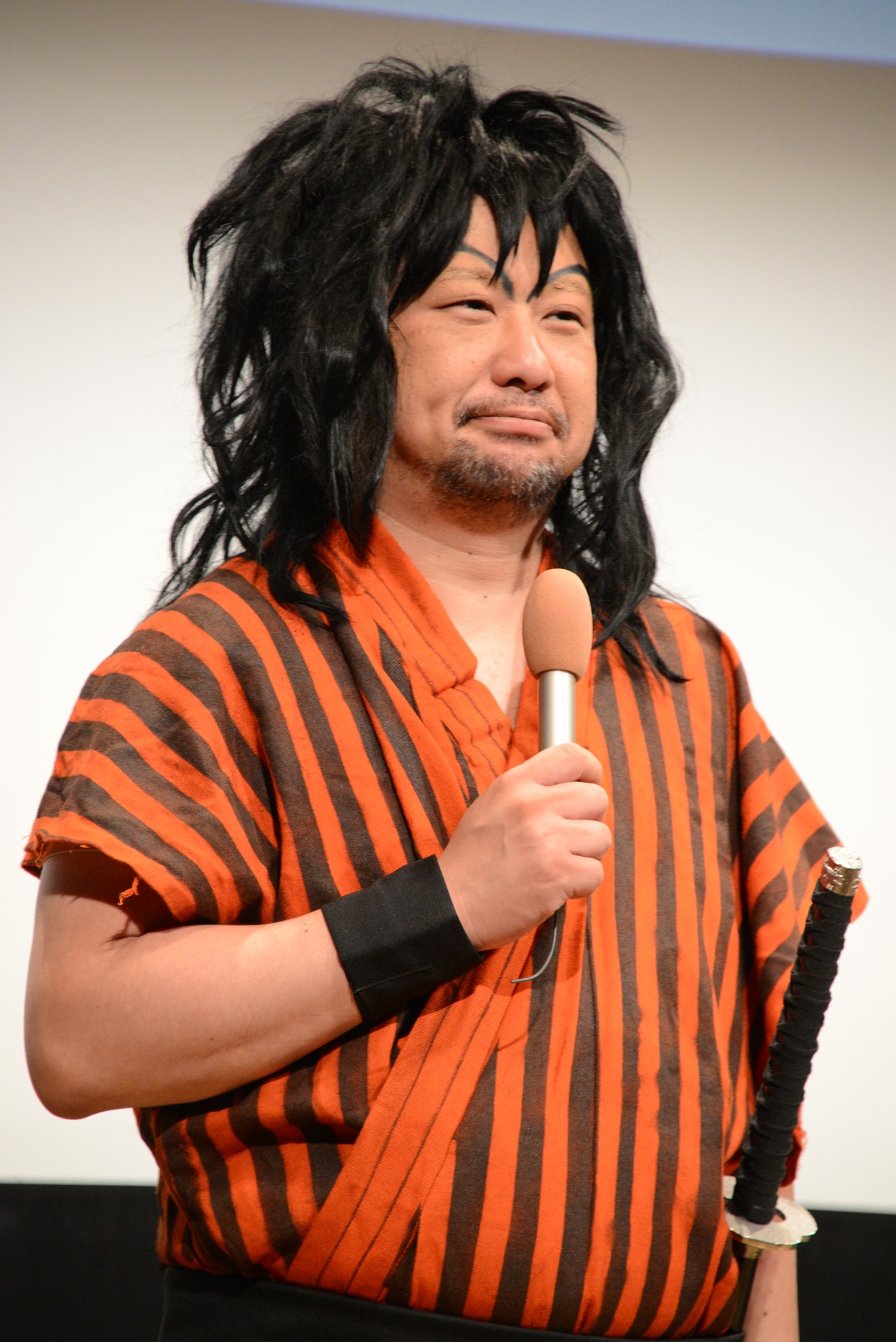 ヤジロベーに扮したケンドーコバヤシ。