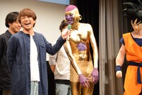 金廣真悟（左）のマイクフォローで自己紹介するたなしん。