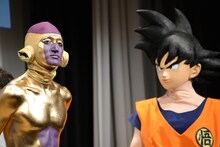 フリーザと化したたなしん（左）を警戒する孫悟空。