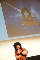 ヤジロベーに関するクイズに挑戦するケンドーコバヤシ。