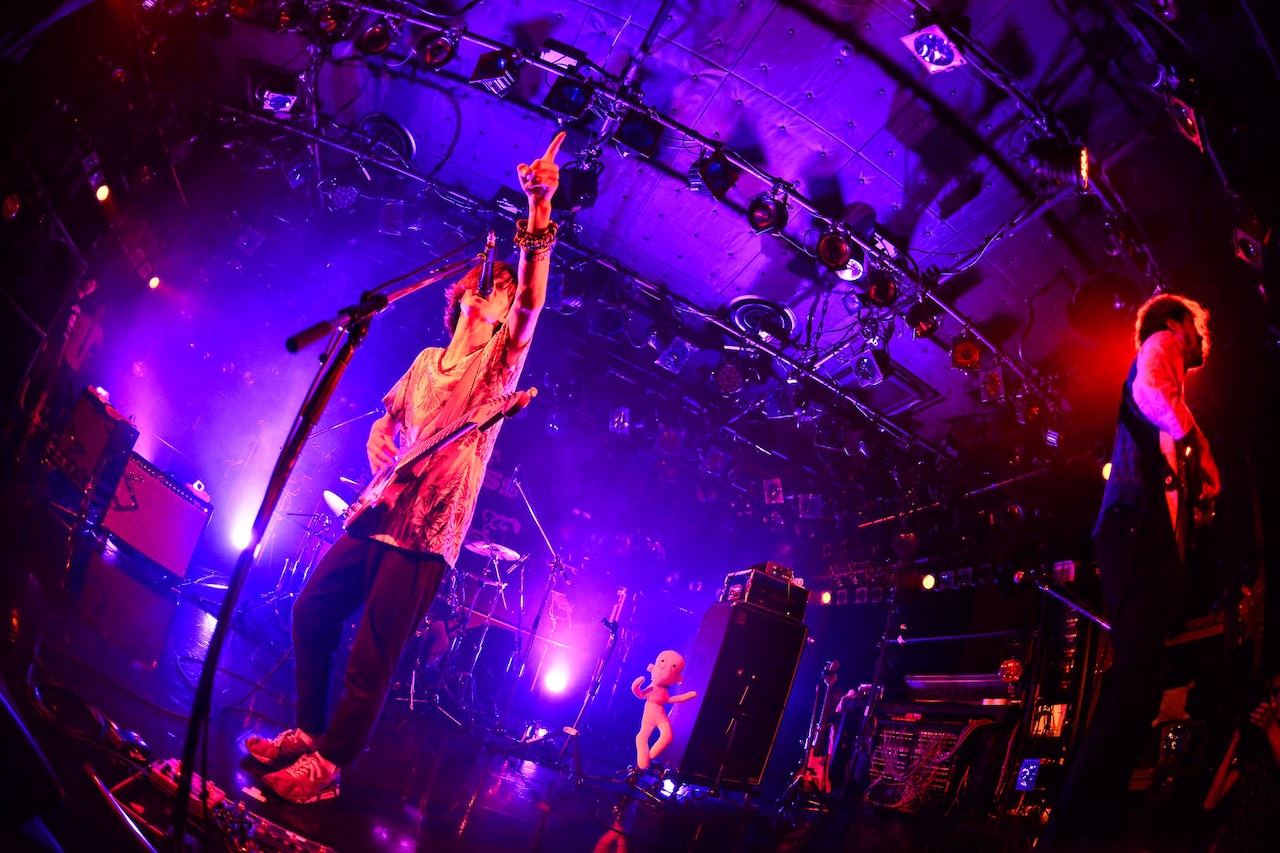 「ALA-UMI-DOSS TOUR 2015」大阪・梅田CLUB QUATTRO公演の様子。（撮影：橋本塁）