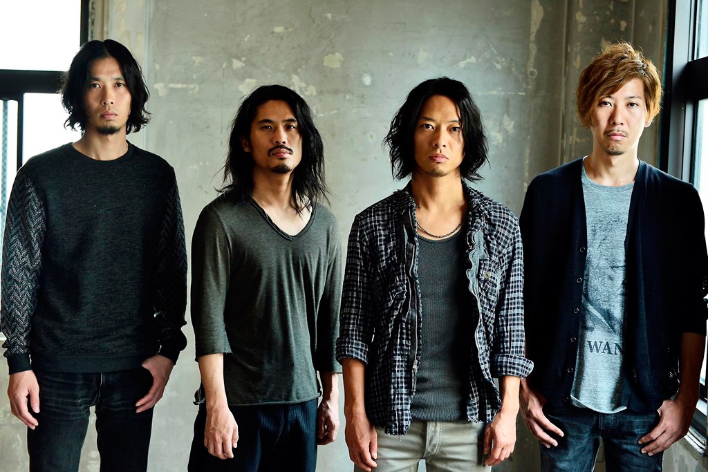 THE BACK HORN。左が岡峰光舟。