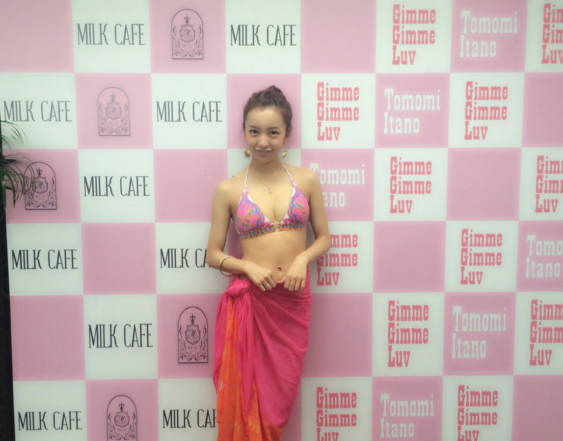 エキゾチックでセクシーなビキニ＆パレオ姿を披露した板野友美。（写真提供：キングレコード）