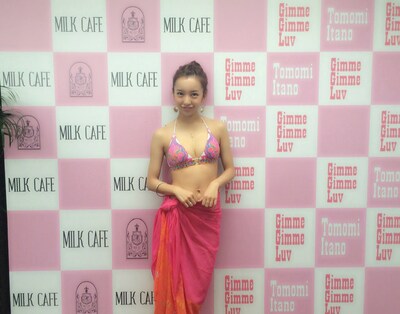 今週の人気画像7位は「ビキニ姿の板野友美、大荒れの由比ケ浜でラジオ収録『大変なことに』」より、エキゾチックでセクシーなビキニ＆パレオ姿を披露した板野友美。（写真提供：キングレコード）