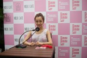 悪天候の中、水着姿でラジオ収録に挑んだ板野友美。(写真提供:キングレコード)