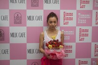 カットフルーツブーケを抱える板野友美。（写真提供：キングレコード）