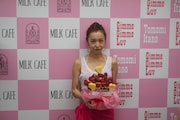 カットフルーツブーケを抱える板野友美。(写真提供:キングレコード)