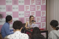 水着姿でラジオ収録に挑んだ板野友美。（写真提供：キングレコード）