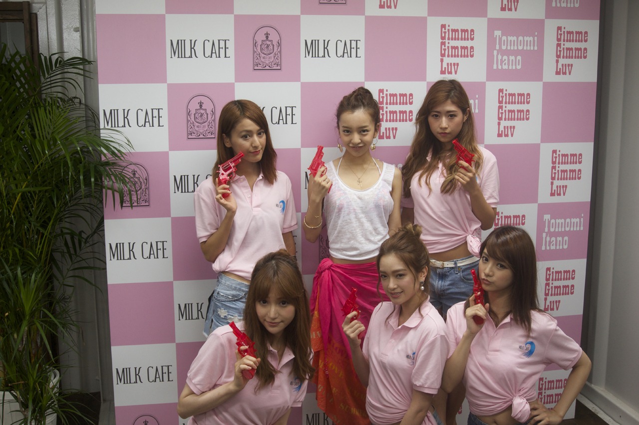 「MILK CAFE with NANANA BEACH」で働くスタッフと記念撮影する板野友美（後列中央）。（写真提供：キングレコード）